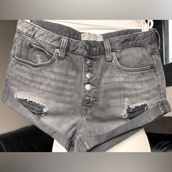 Free People Pants - FREE PEOPLE ROMEO ROLLED CUFFED shorts black distressed by design
size 28